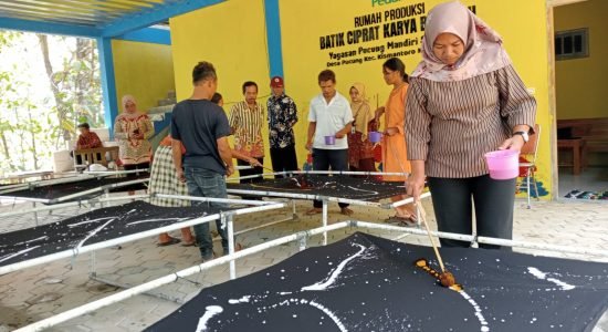 PLN UP3 Sukoharjo – Semburat Batik Ciprat Warnai Kehidupan Difabel Wonogiri